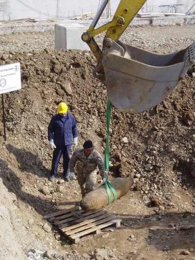 Il primo momento in cui la bomba viene sollevata da terra sotto la supervisione degli artificieri Gennaro e Benocci
