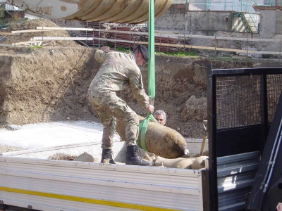 Il CM Luongo assicura il trasferimento dell'ordigno dispolettato sul camion per il suo successivo trasporto