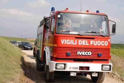 Un mezzo dei Vigili del Fuoco mentre segue il convoglio al momento del suo arrivo sul luogo di destinazione finale