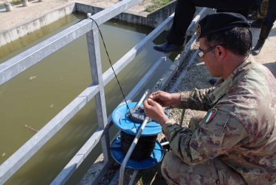 L'operatore di 1� livello EOD Antonio Gennaro mentre collega la linea ad dispositivo di detonazione