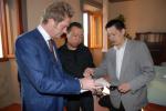 Il presidente della Associazione "Italo-Cinese" di Prato consegna nelle mani del dott. Enrico Giardi un contributo per la popolazione terremotata
