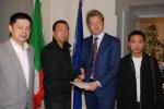 Una delegazione dell'Associazione "Italo-Cinese" di Prato consegna a Giardi il contributo per la popolazione abruzzese
