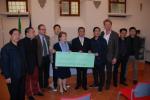 Il momento della consegna della donazione di 50.610,00 Euro da parte della Associazione d'Amicizia dei Cinesi a Prato