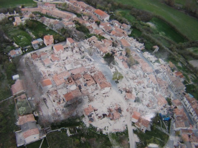 Veduta aerea della frazione di Castelnuovo il giorno successivo all'evento sismico
