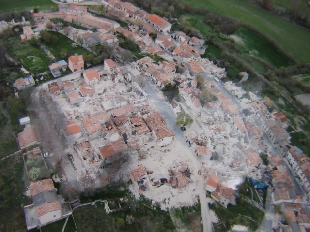 Veduta aerea della frazione di Castelnuovo il giorno successivo all'evento sismico