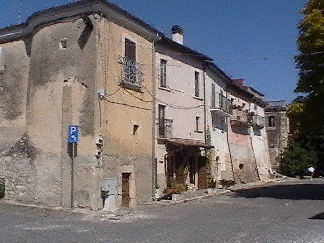 Immagine di repertorio - uno scorcio del borgo di Castelnuovo prima del 6 aprile 2009