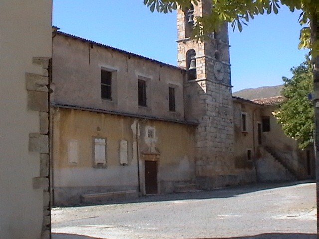 Immagine di repertorio - una fiancata ed il campanile della chiesa di Castelnuovo attualmente completamente distrutta dal sisma