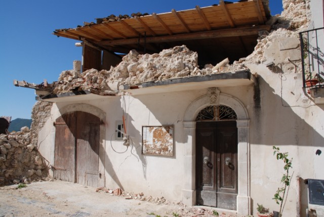Lungo la strada di accesso alla frazione di Castelnuovo (San Pio delle Camere) un edificio di cui � rimasto in piedi solo il piano terra