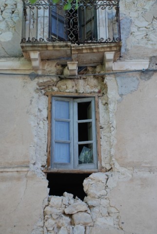 Una facciata di un immobile fronteggiante la strada di accesso alla frazione di Castelnuovo. Evidenti le lesioni provocate dal sisma