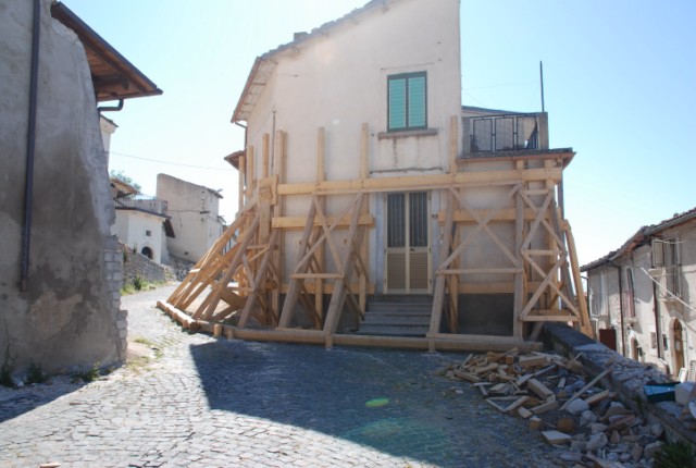 Un edificio di Castelnuovo completamente puntellato al fine di evitare ulteriori crolli