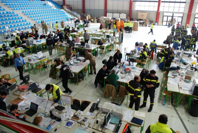 Una veduta panoramica della sala operativa allestita dal Dipartimento di Protezione Civile nella Caserma di Coppito a L'Aquila