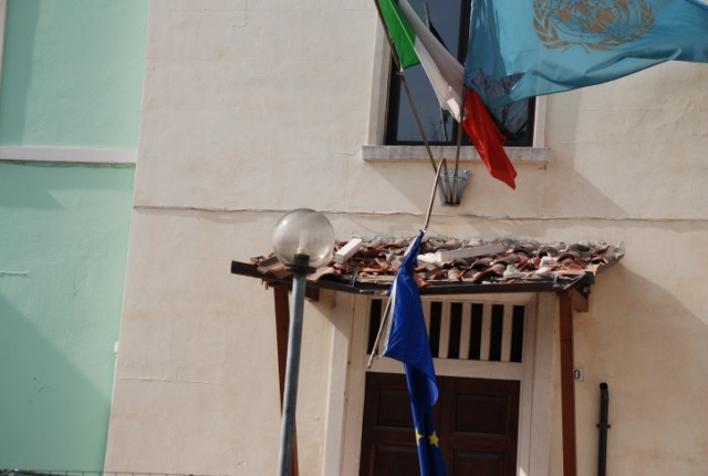 L'ingresso di un edificio scolastico fortemente danneggiato dagli eventi sismici