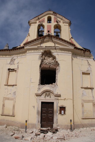 La facciata della chiesa di Santa Maria a Paganica completamente lesionata dal terremoto