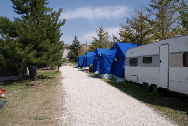 Alcune tende del tipo "P88" allestite all'interno del campo di accoglienza allestito dalla Regione Toscana