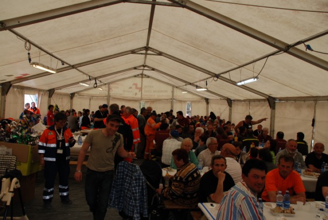 Una veduta totale della tenda destinata a mensa presente all'interno del campo di accoglienza di Castelnuovo