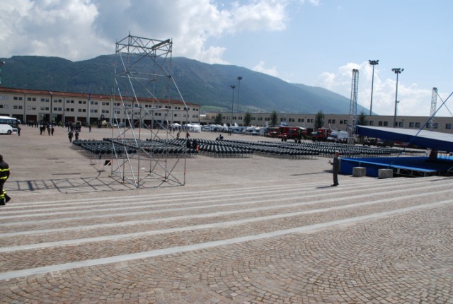 Il piazzale interno della Caserma di Coppito dove � stata allestita la Di.Coma.C. del Dipartimento di Protezione Civile