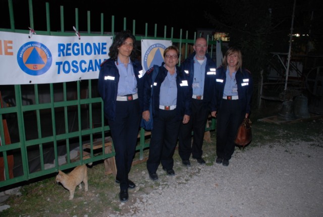 Una squadra della Polizia Municipale pratese impegnata, insieme ai tecnici ed agli amministrativi, nell'opera di collaborazione in Abruzzo