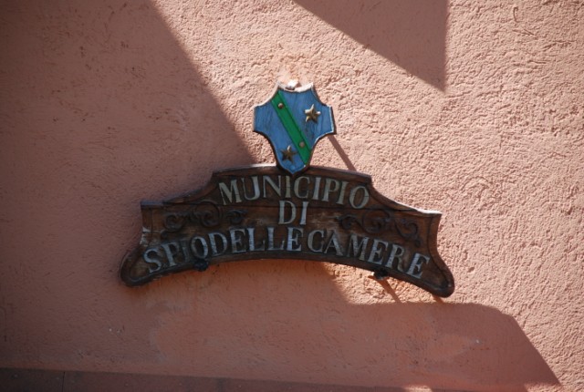 L'insegna del Comune di San Pio delle Camere posizionata sopra il portone di accesso del palazzo comunale in San Pio capoluogo