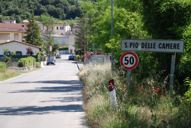 La strada di accesso alla frazione Capoluogo del Comune di San Pio delle Camere (AQ)