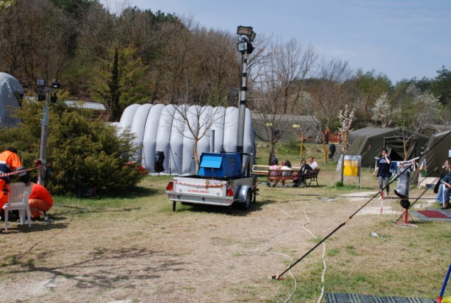 La Torre-faro del Servizio "Gestione Emergenze" del Comune di Prato presente all'interno del campo di accoglienza della Regione Toscana