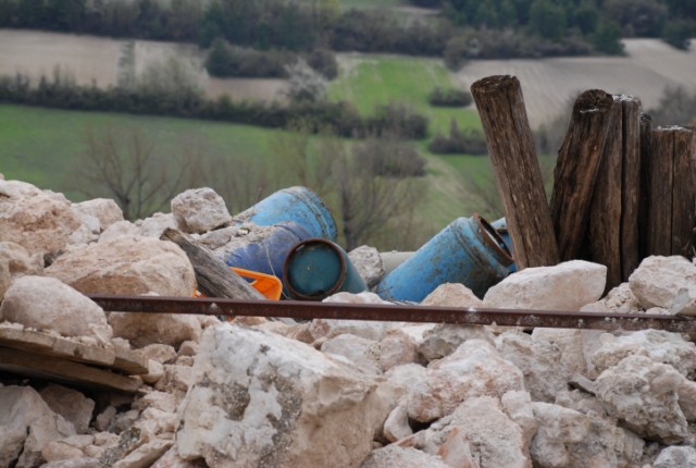 Alcune bombole di gas adagiate sopra le macerie di un edificio crollato