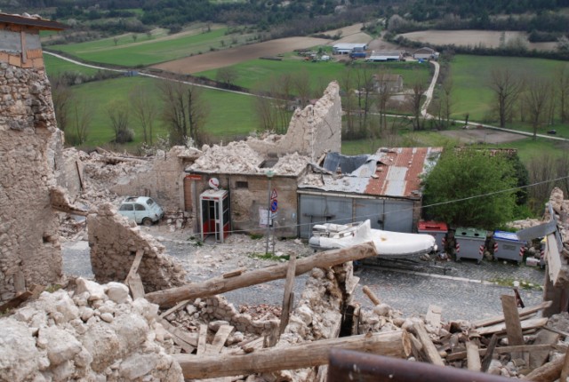 Vista della strada di accesso alla frazione di Castelnuovo dalla parte soprastante del paese