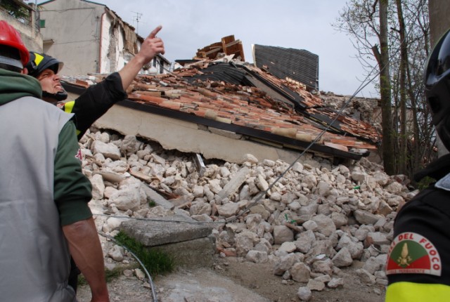 Un particolare di una copertura che ha letteralmente "schiacciato" l'abitazione sottostante