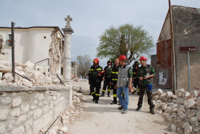 Il Vice Sidaco di San Pio delle Camere (Stefano Terio) ed una squadra dei Vigili del Fuoco durante un sopralluogo a Castelnuovo