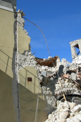 Il crollo di un edificio a Castelnuovo apre la vista sull'edificio posto sul retro, anch'esso distrutto dal terremoto