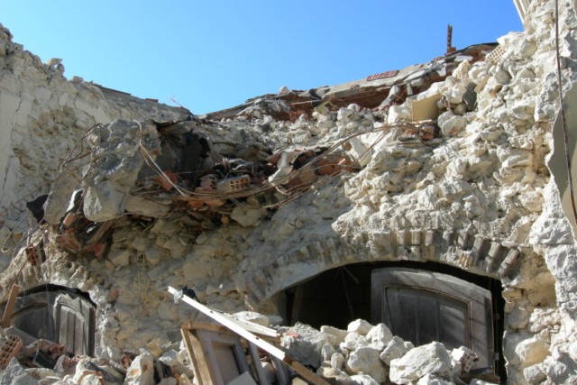 L'accesso ad una delle tante "camere" esistenti sul territorio del Comune di San Pio, completamente ricoperto dalle macerie dell'edificio soprastante