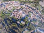 Veduta aerea della frazione di Castelnuovo prima del terremoto