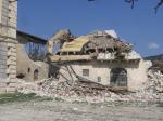 Una casa crollata in Castelnuovo (Comune di San Pio delle Camere)