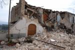 Particolare di una casa completamente crollata sita nella strada di accesso alla Piazza della Chiesa di Castelnuovo (Comune di San PIo delle Camere)