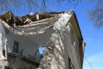 Una casa completamente "aperta" dal terremoto ripresa nel Comune di San Pio delle Camere