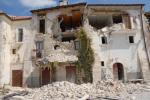 Una facciata di un gruppo di case nel comune di San Pio completamente distrutte dal sisma