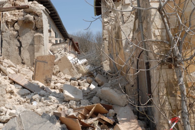 Alcuni edifici completamente distrutti siti nel borgo di Castelnuovo in San Pio delle Camere