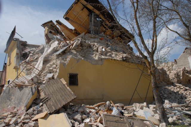 Un edificio danneggiato irreparabilmente lungo la SS 17 da L'Aquila a San Pio delle Camere