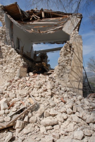 Un edificio completamente squarciato a seguito del sisma