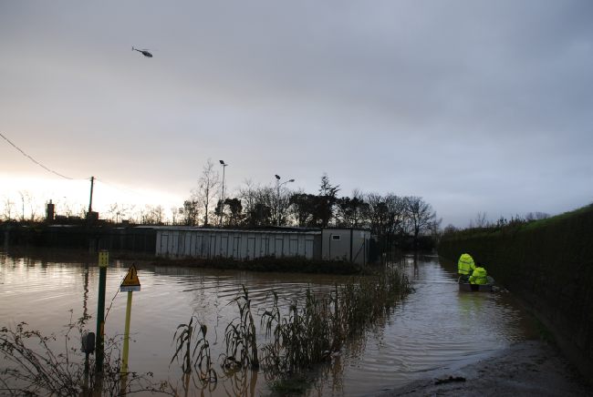 Operatori nella zona allagata
