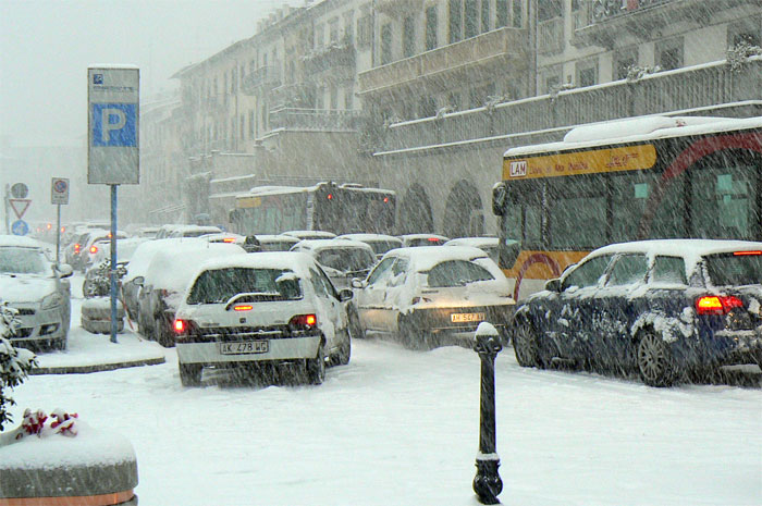 Foto di piazza Mercatale con macchine che escono dal parcheggio
