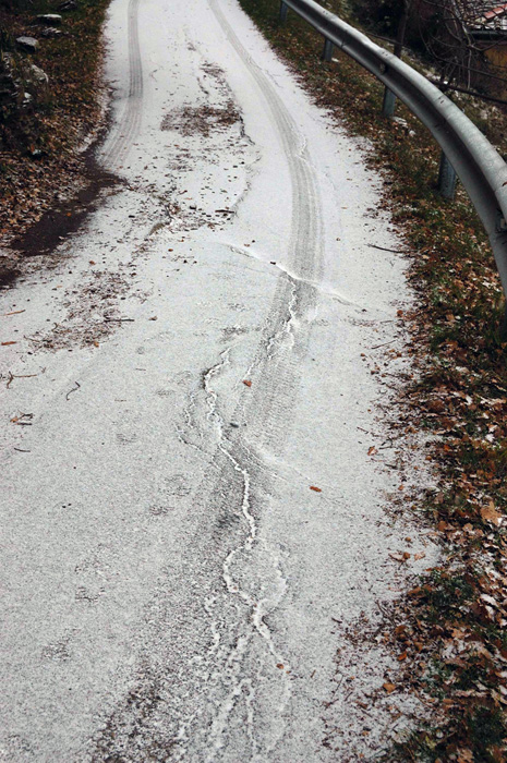 Ghiaccio su strada di collina
