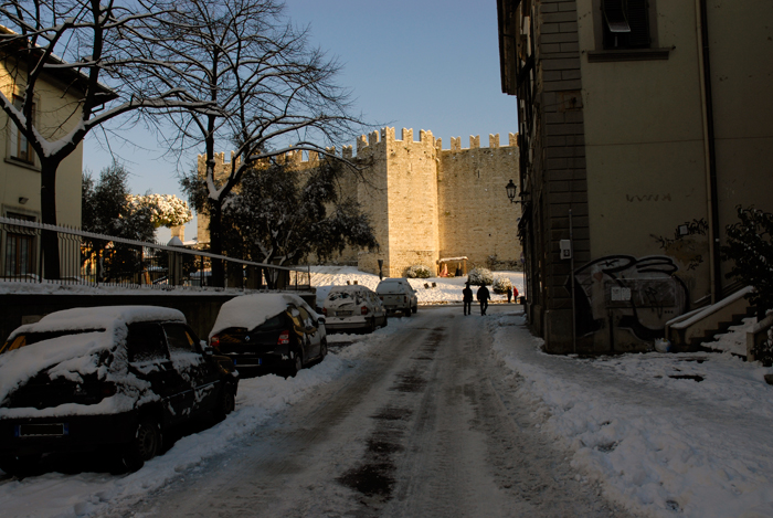 Castello dell'imperatore con la neve visto da via Frascati