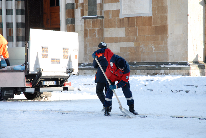 Volontari a lavoro per ripulire piazza Duomo dal ghiaccio