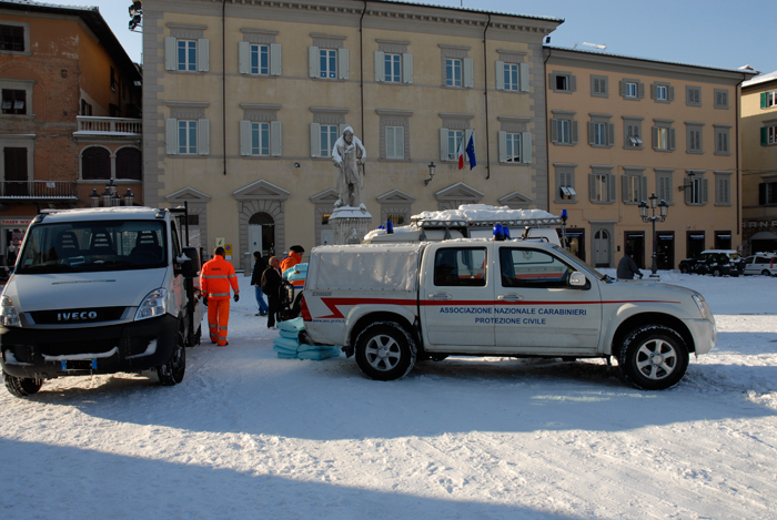 Volontari a lavoro per ripulire piazza Duomo dal ghiaccio