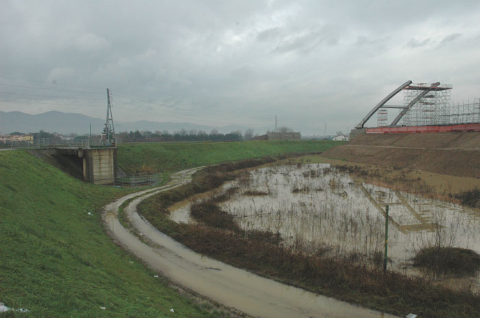 Foto di strada di campagna con cassa di espansione