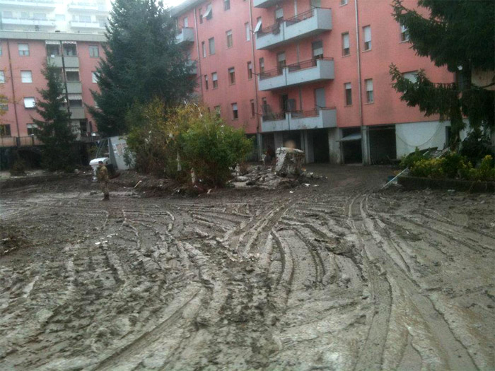 Piazzale invaso dal fango