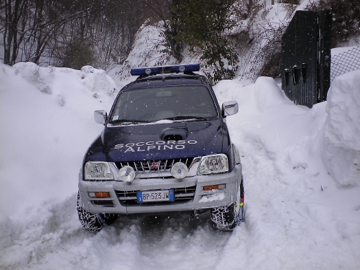 Fuoristrada del soccorso alpino a Montepiano/Risubbiani in un tratto completamente innevato
