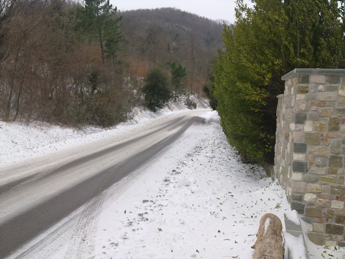 Neve e ghiaccio lungo una strada di Vaiano