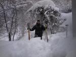 Un volontario del Soccorso Alpino nella neve di Montepiano