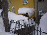 Una abitazione fronteggiante la SP 325 a Montepiano completamente sommersa dalla neve